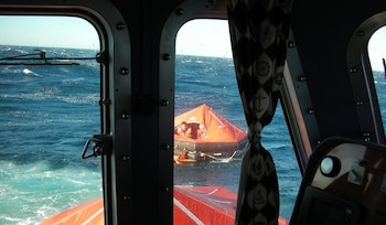 Una balsa salvavida vista desde un barco de Salvamento Marítimo