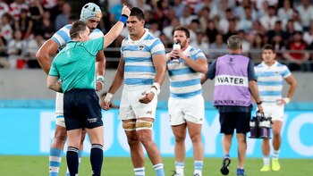 Referee Nigel Owens shows Argentina's