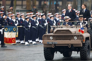El presidente de Francia, Emmanuel Macron, y el primer ministro británico, Keir Starmer, asisten a las conmemoraciones durante el Día del Armisticio que marca el final de la Primera Guerra Mundial, en París, Francia, el 11 de noviembre de 2024. REUTERS/Manon Cruz