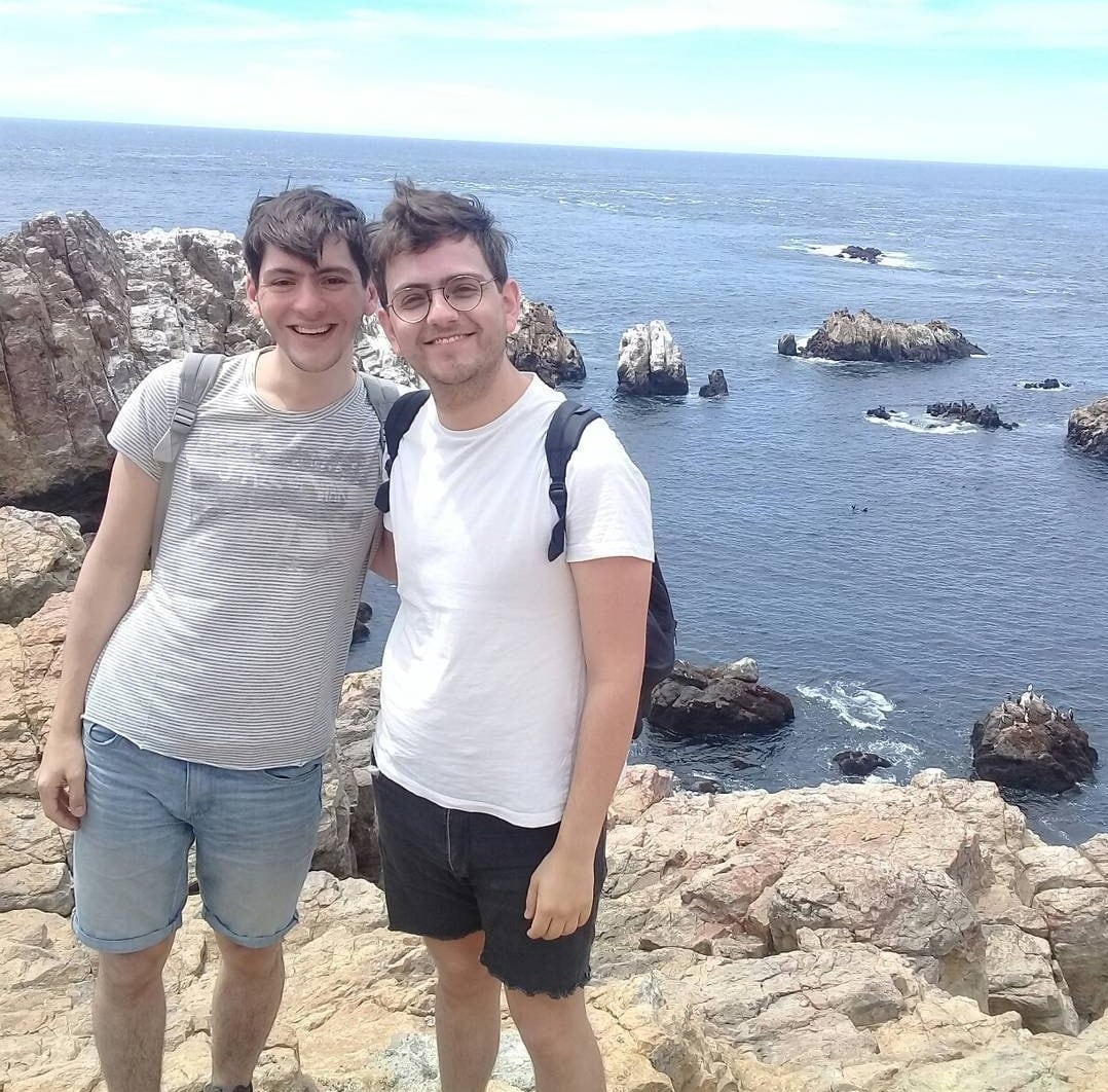 El actor Mariano Saborido, en Puerto Deseado, con su pareja con quien se casó en el año 2022