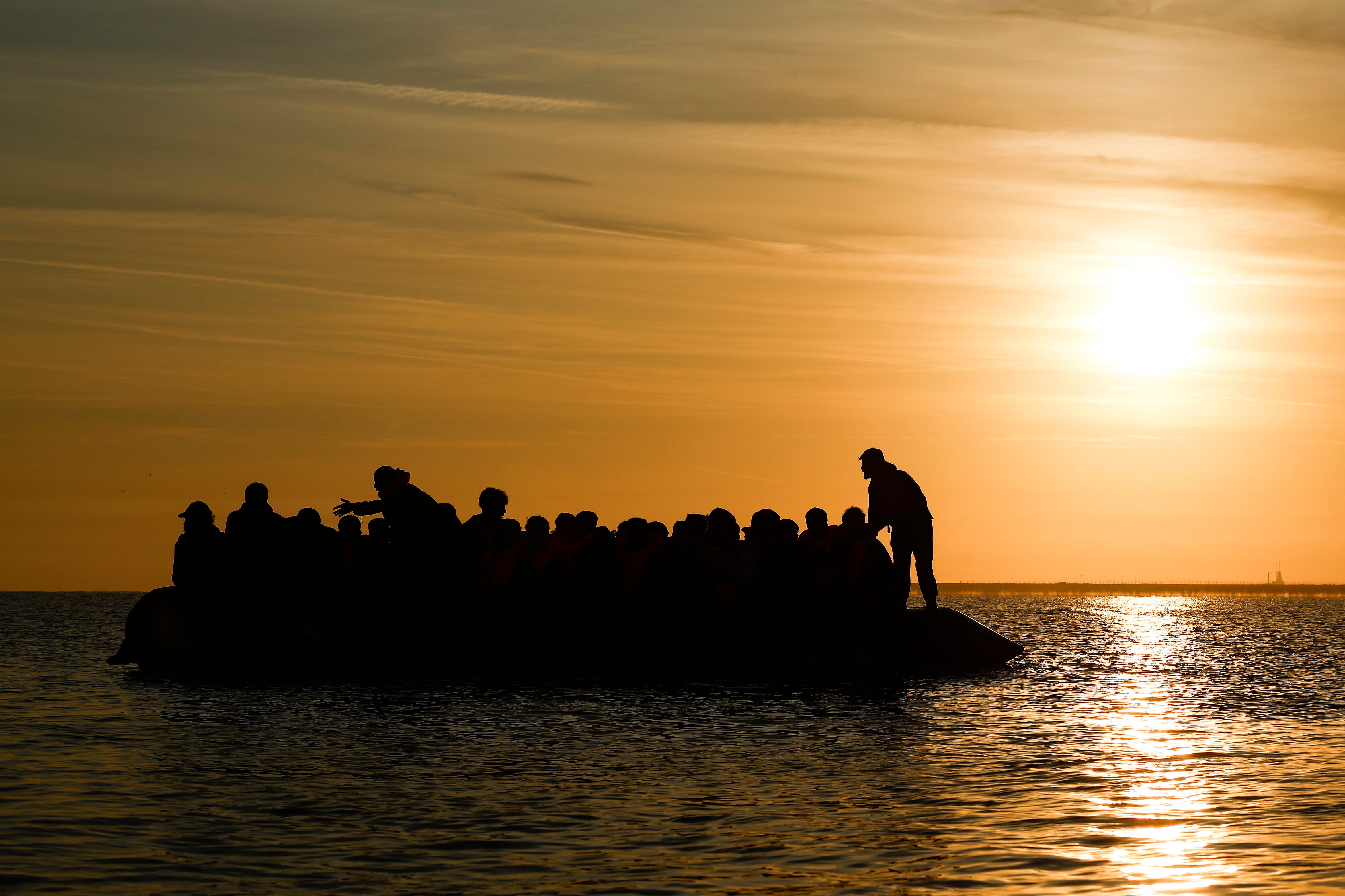 Migrantes suben a una lancha neumática para cruzar el Canal de la Mancha (EFE/ Yoan Valat/Archivo)