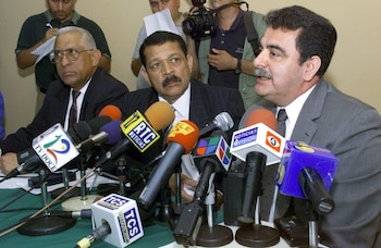 FOTO DE ARCHIVO. El general del ejército salvadoreño René Emilio Ponce (derecha) y sus colegas, los coroneles Francisco Elena Fuentes (izquierda) e Inocente Orlando Montano, durante una conferencia de prensa en San Salvador, El Salvador. 14 de diciembre de 2000. REUTERS/Luis Galdamez