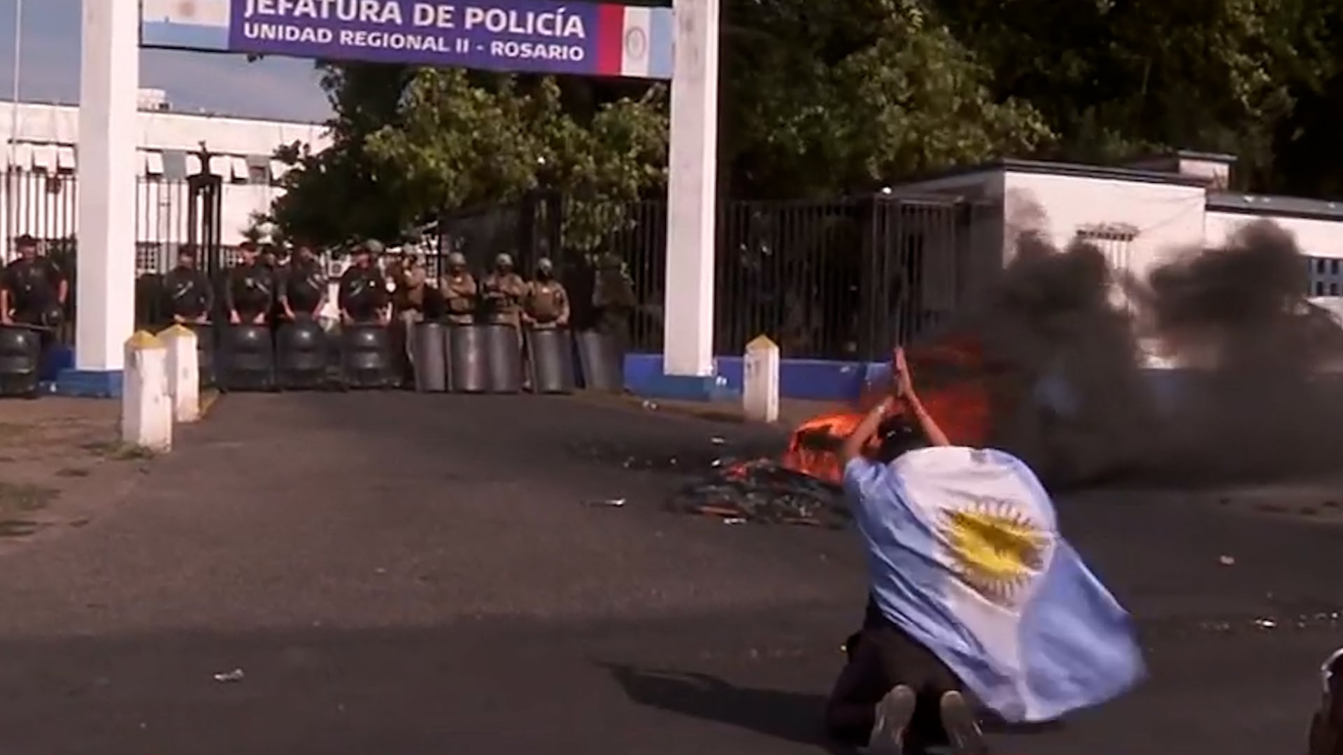 Una manifestante, que es familiar de policías, suplicó de rodillas y envuelta en una bandera argentina para que se escuche el reclamo policial en Santa Fe