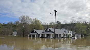 Al menos 6 muertos por inundaciones en Indiana, con crecidas récords que obligan a rescatar a decenas de personas