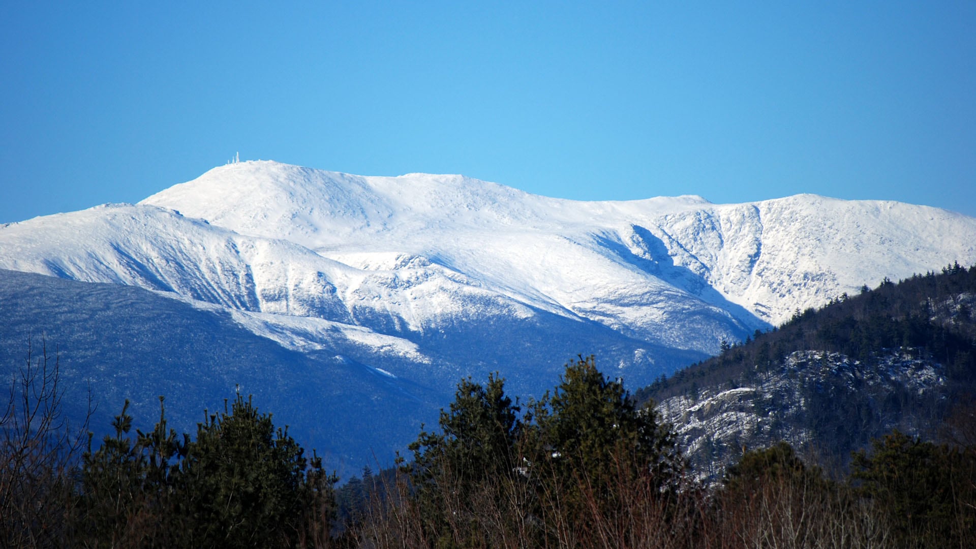 Con ráfagas de huracán y un récord histórico de 372 km/h, este pico desafía a meteorólogos y excursionistas (Wikipedia)