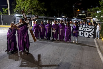 Familiares de presos políticos realizaron un viacrucis fuera de una cárcel en Venezuela