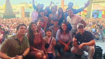 Los integrantes del elenco participaron en concursos de baile, fotografías y una despedida grupal junto a los asistentes.