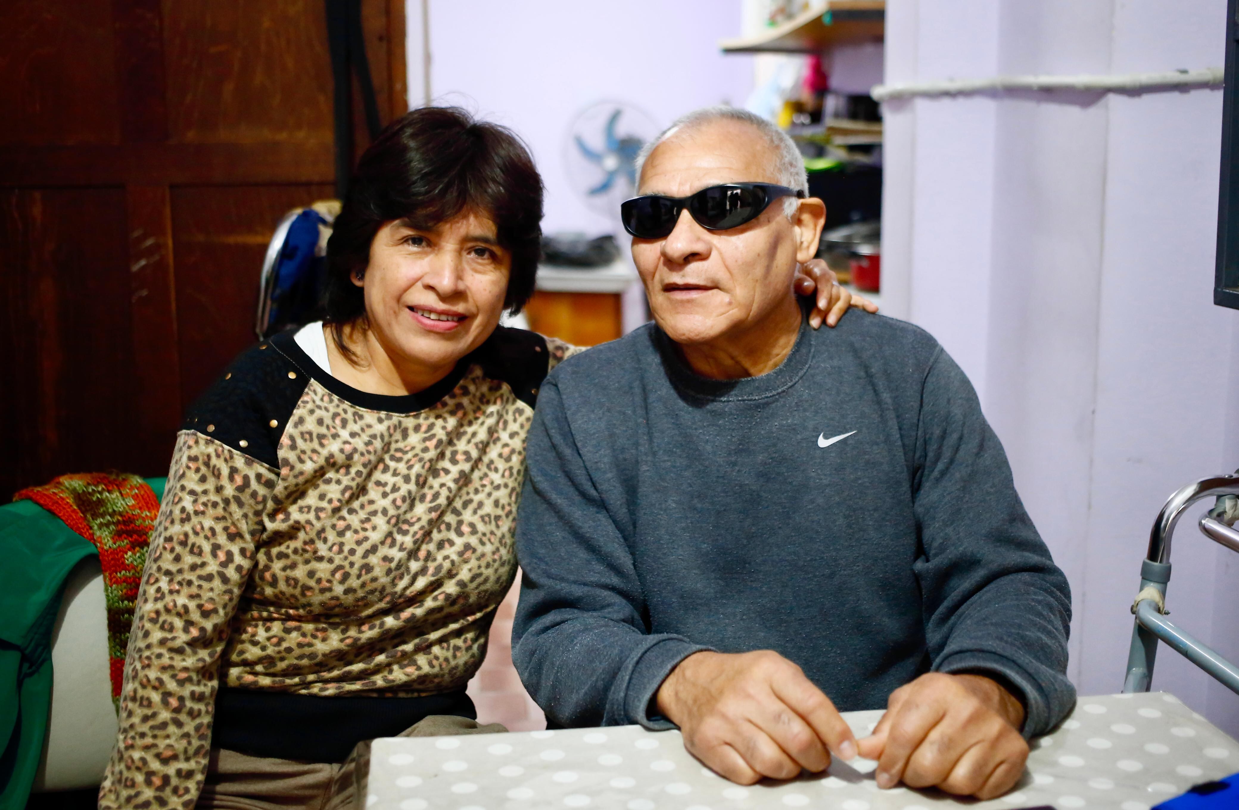 Marcelo junto a su acompañante gerontológica Gladys Quispe, quien lo visita de lunes a viernes. “Ella maneja mis medicamentos, me lleva al médico, me saca turnos. Me facilita las cosas un montón”, resume él