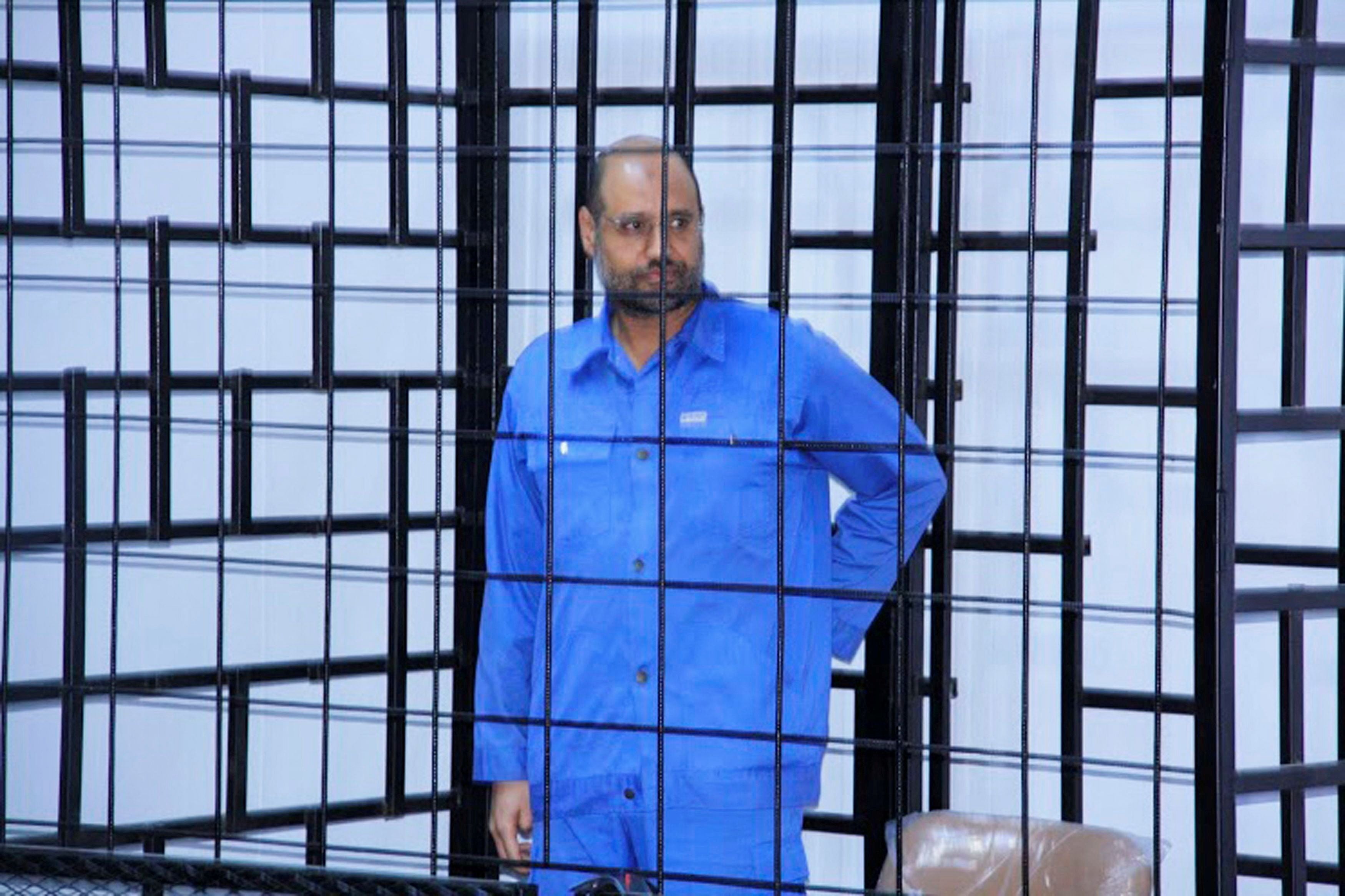 FOTO DE ARCHIVO: Saif al-Islam Gaddafi, hijo del fallecido líder libio Muammar Gaddafi, asiste a una audiencia tras las rejas en una sala del tribunal en Zintan, el 22 de junio de 2014
REUTERS/Ismail Zetouni/Foto de archivo