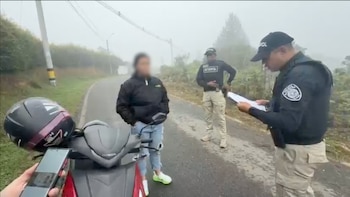 La investigación indica que la organización se hacía pasar por autoridades policiales y advertía a los destinatarios de los mensajes sobre supuestas condenas de prisión, multas elevadas y la posible pérdida de la custodia de sus hijos - crédito Policía Nacional/Dijín