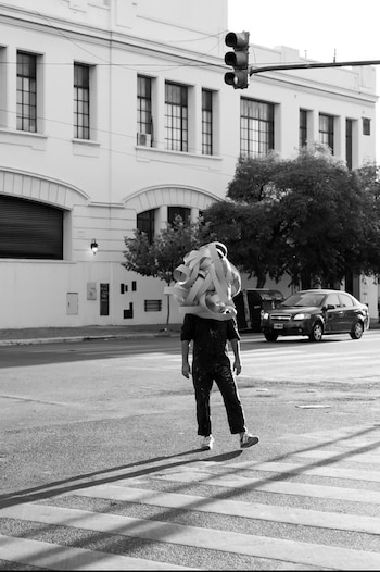 Una figura con una llamativa