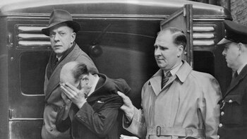 Cubriendo su rostro, John Christie,