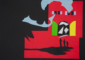Collage de papel con una silueta de familia frente a un edificio rojo con ventanas púrpuras y arcos verdes y amarillos, sobre fondo negro y humo azul