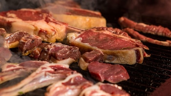 Un estudio demuestra que las mujeres estuvieron 10.000 años comiendo menos carne que los hombres