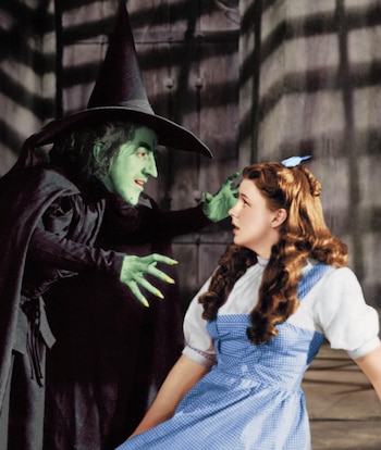 Margaret Hamilton (izquierda) y Judy Garland en 'El mago de Oz'.