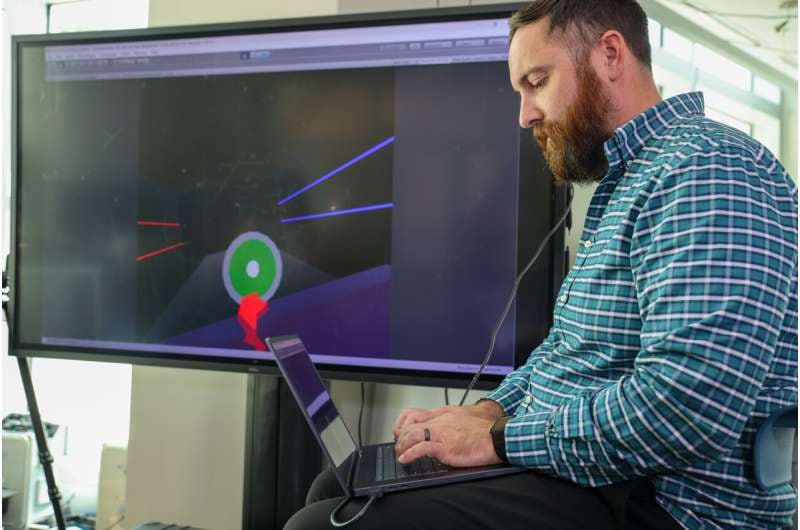 Los participantes que realizaron desplazamientos amplios de brazos identificaron con mayor precisión los patrones visuales que combinan múltiples características. (Florida Atlantic University)