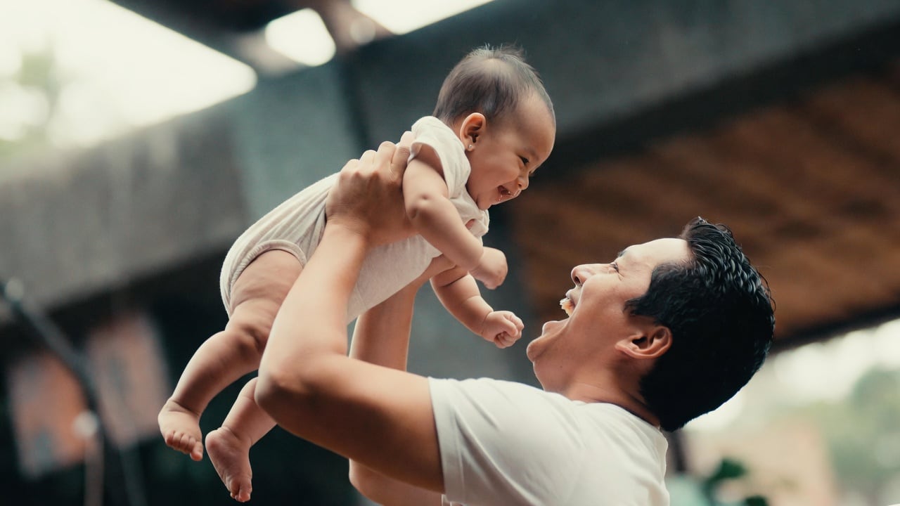 Licencia de paternidad en México- crédito VisualesIA
