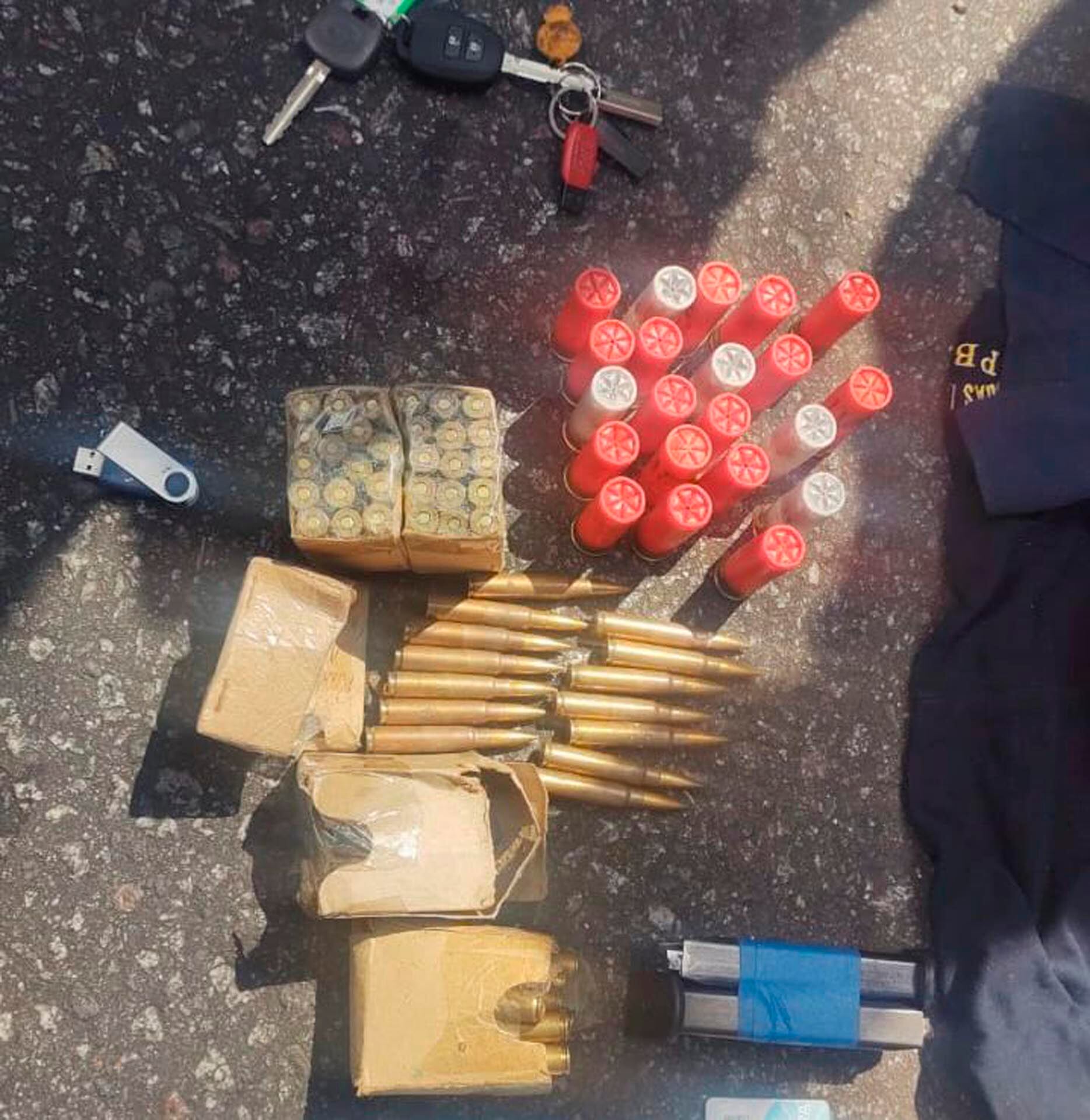 La requisa incluyó la incautación de municiones de fusil FAL, cartuchos de escopeta y cargadores de diferentes calibres.