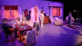 "Adela duerme serena"