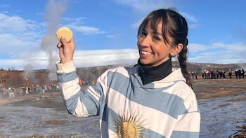 Es argentina y vive en