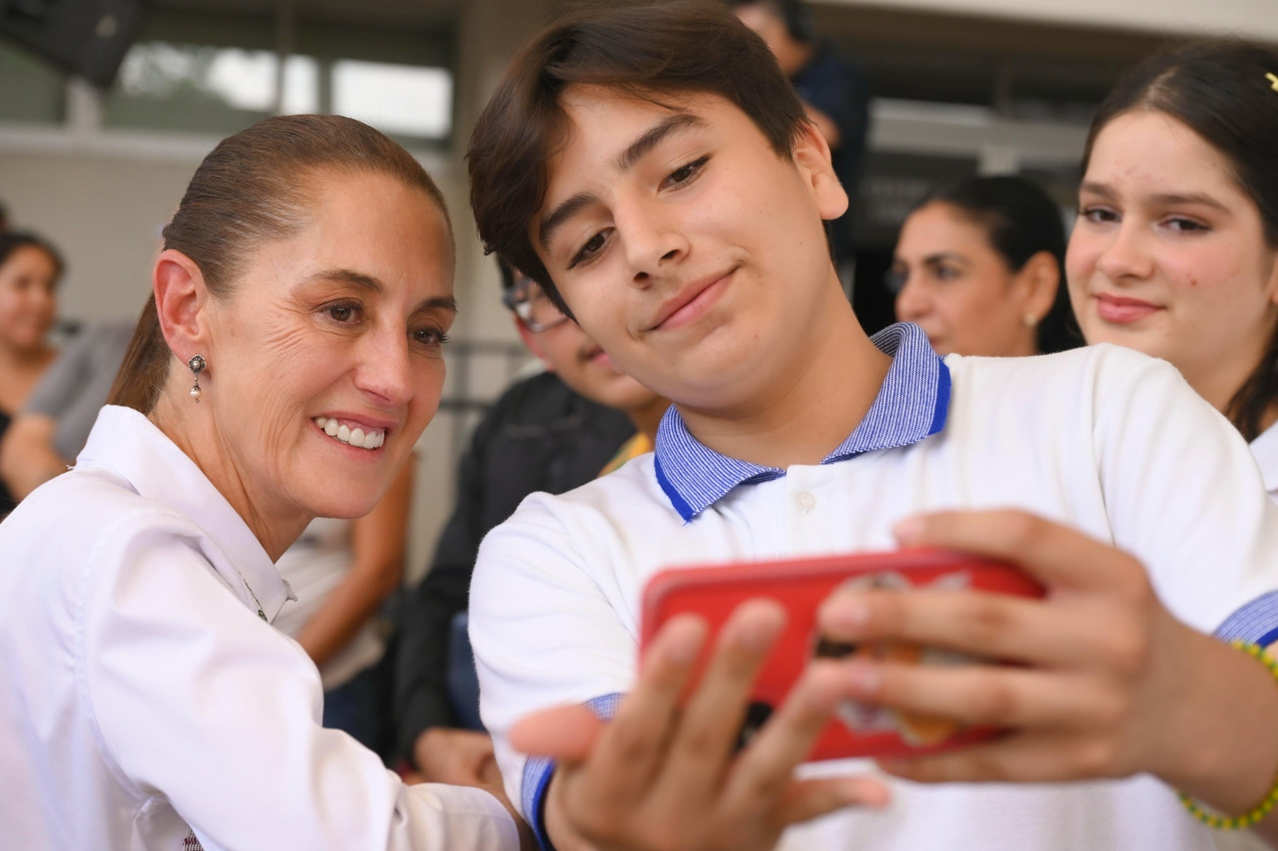Claudia Sheinbaum cuestiona a estudiantes sobre el tiempo que pasan en redes sociales: “Estar todo el día tiene sus consecuencias”
