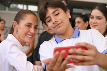 Claudia Sheinbaum cuestiona a estudiantes sobre el tiempo que pasan en redes sociales: “Estar todo el día tiene sus consecuencias”. (Presidencia)