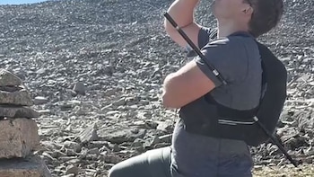 Resbaló en la montaña, un bastón de trekking le atravesó el cuerpo y caminó 16 kilómetros para salvarse
