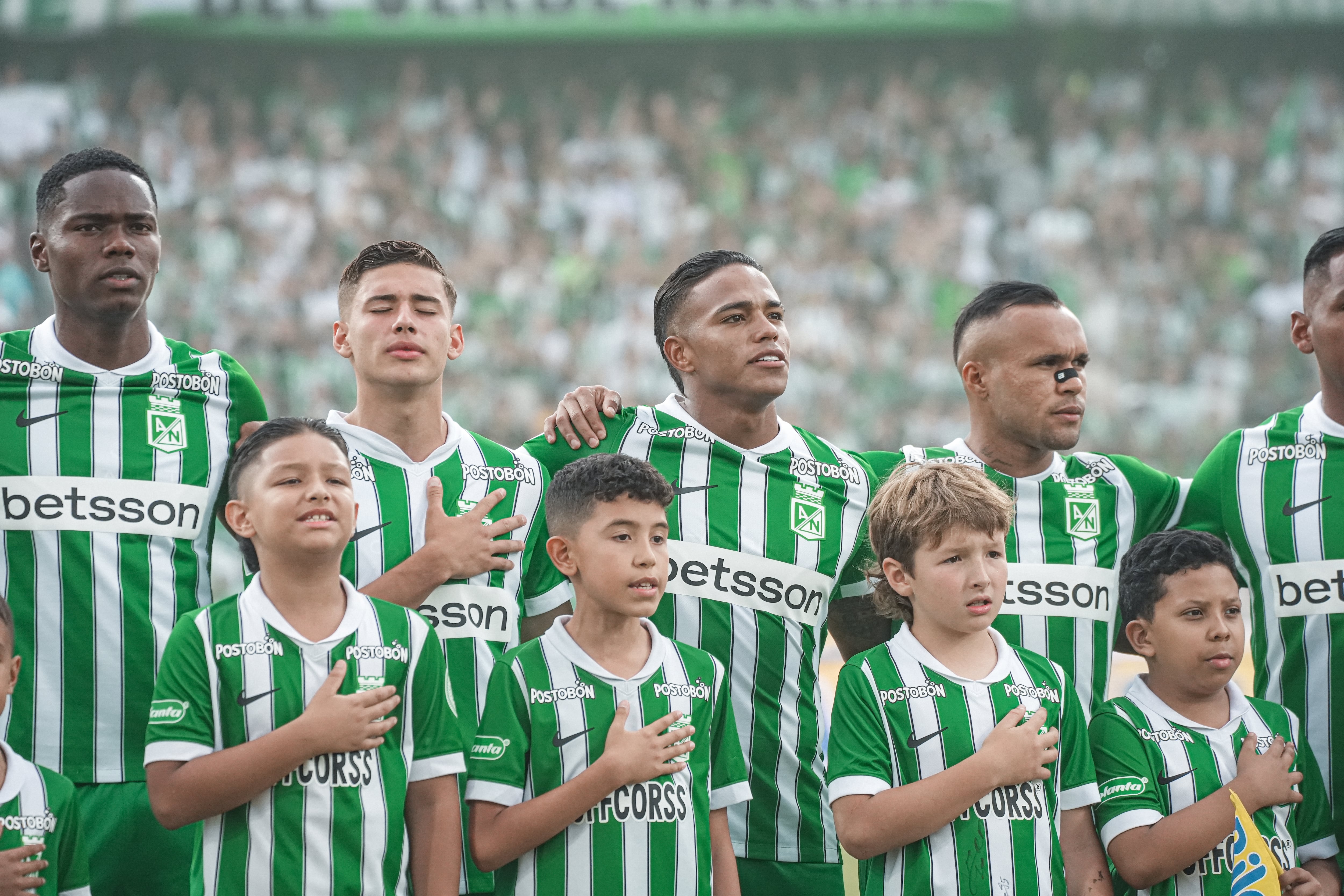 El segundo jugador de izquierda a derecha se llama Simón Rojas y debutó como futbolista profesional con Atlético Nacional, en el partido ante Águilas Doradas en la tarde de este 13 de septiembre - crédito Atlético Nacional