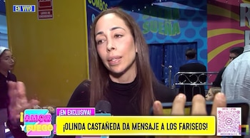 Mujer hablando por micrófono, con texto en pantalla "EN VIVO", "AMOR Y FUEGO", "EN EXCLUSIVA" y "OLINDA CASTAÑEDA DA MENSAJE A LOS FARISEOS"