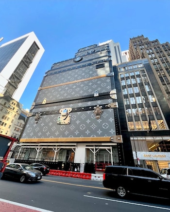 La controvertida instalación en París