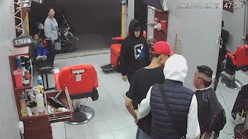 Cámaras captan violento robo a barbería en Tultitlán: delincuentes huyen en motocicleta