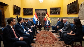 La foto de la reunión entre las delegaciones de Paraguay y España (X:@SantiPenap)