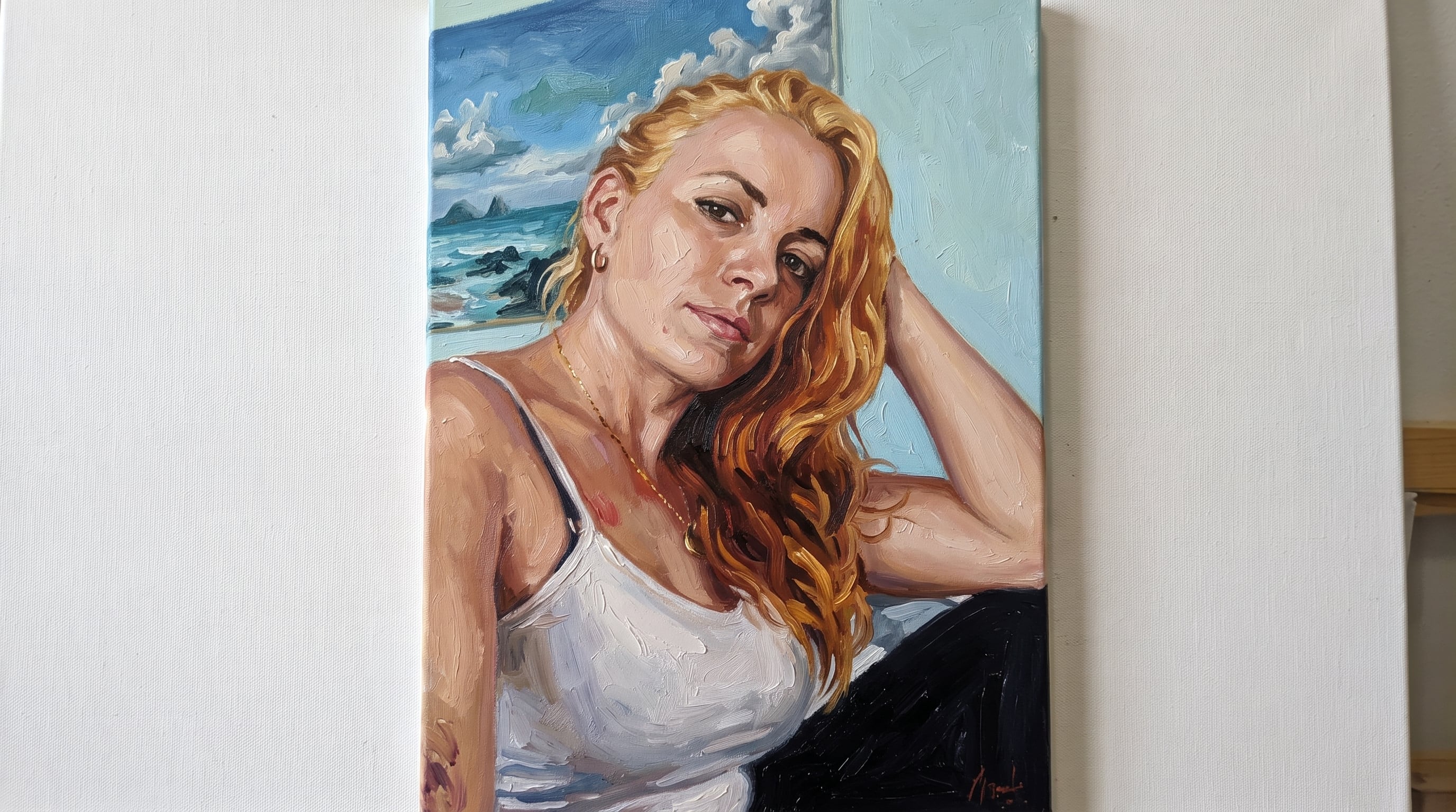 Un retrato al óleo presenta a una mujer de cabello claro junto a un cuadro que representa un paisaje marino. (Imagen Ilustrativa Infobae)