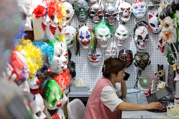 Una mujer trabaja en un