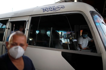 ARCHIVO: La compensación entregada para los microbuses es de $250 por cada unidad que labore 21 días del mes. (REUTERS/Jose Cabezas)