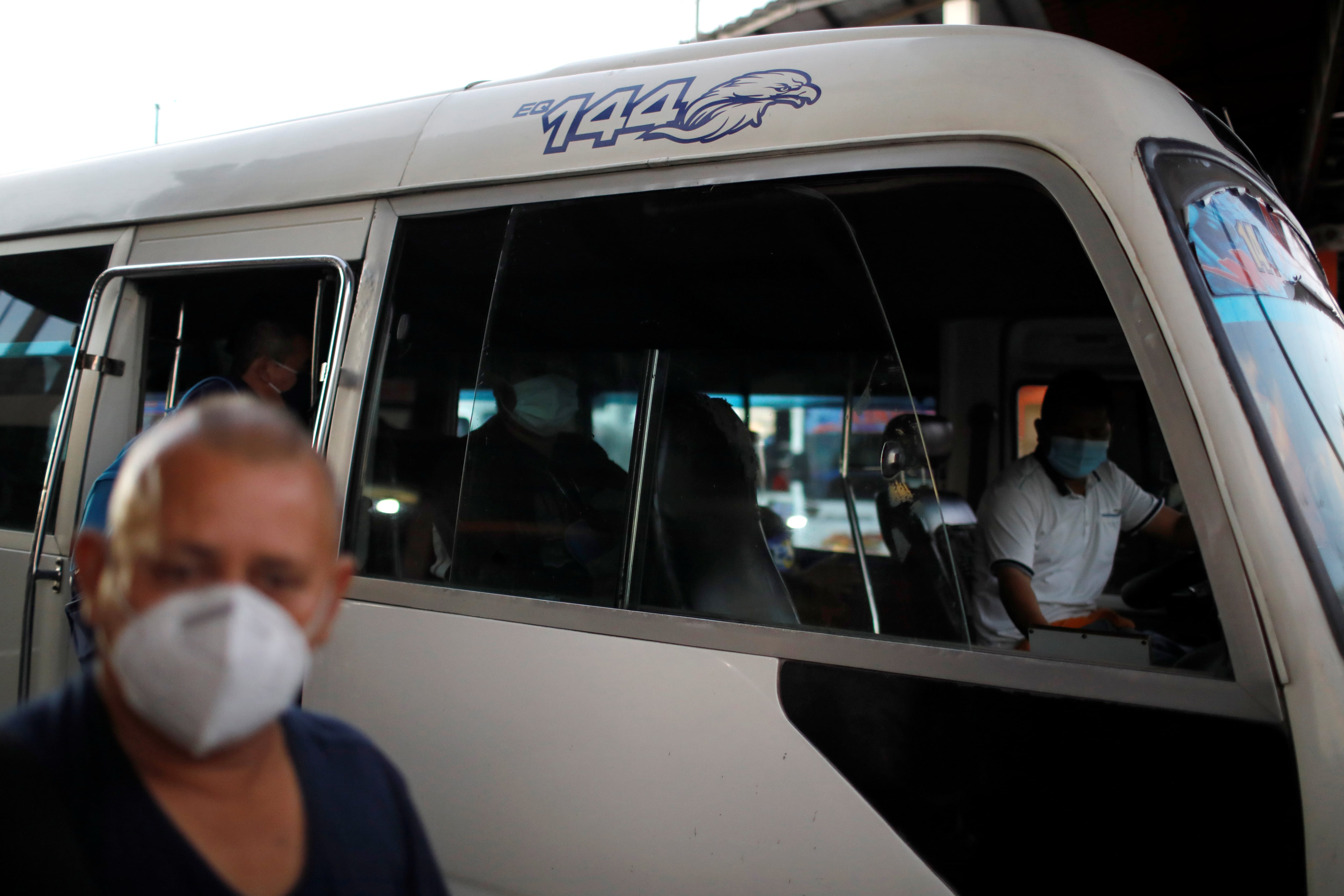 ARCHIVO: La compensación entregada para los microbuses es de $250 por cada unidad que labore 21 días del mes. (REUTERS/Jose Cabezas)