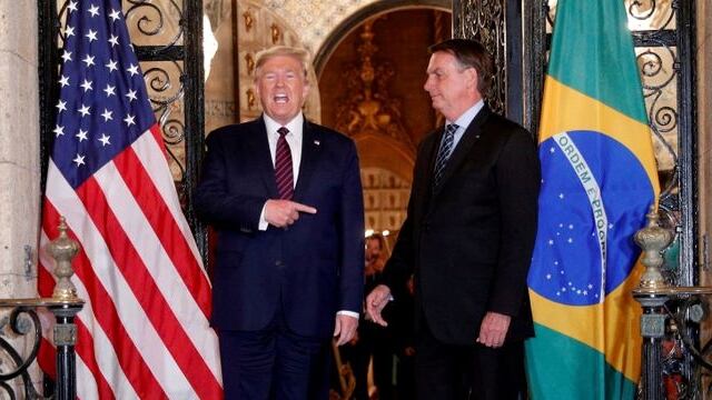 FOTO DE ARCHIVO: El presidente de Estados Unidos Donald Trump participa en una cena con el ahora ex presidente de Brasil Jair Bolsonaro en Mar-a-Lago en Palm Beach, Florida, EEUU, 7 de marzo del 2020 (REUTERS/Tom Brenner)