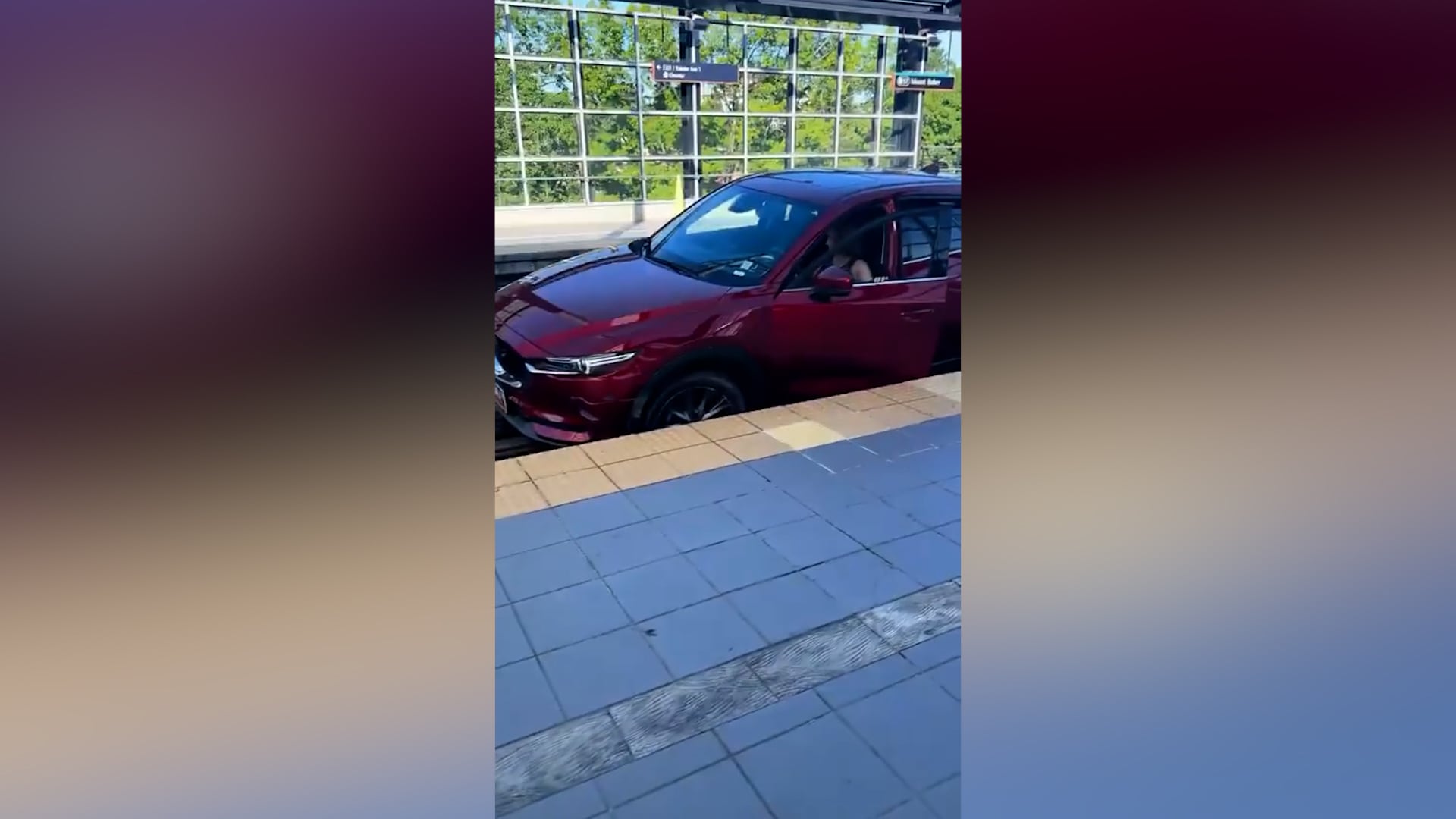 Una conductora de 70 años ingresó con su SUV a las vías del tren ligero de Sound Transit en Seattle tras seguir las indicaciones de su GPS