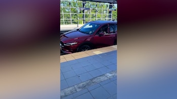 Una mujer en Seattle se metió con su auto a las vías del tren luego de seguir las indicaciones de su GPS