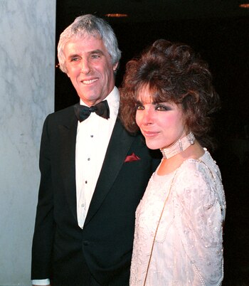 ARCHIVO - El compositor Burt Bacharach llega con su esposa Carol Bayer Sager, a la tercera ceremonia de los premios de la Sociedad Estadounidense de Compositores, Autores y Editores, el 28 de mayo de 1986. Bacharach murió el 8 de febrero de 2023 en su casa en Los Angeles, dijo su publicista. Tenía 94 años. (Foto AP/Lennox McLendon, archivo)