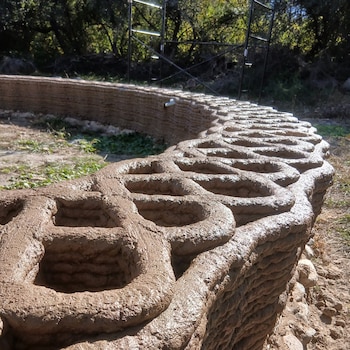 Construyó una casa de barro con una impresora 3D en las sierras de Córdoba