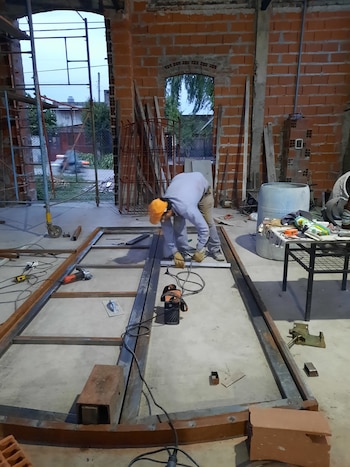 Construyó una réplica de la Casa de Tucumán por amor a su mujer: está menos de dos horas de CABA y esconde una historia fascinante