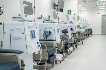Modernas máquinas con tecnología de punta están al servicio del tratamiento de los pacientes con insuficiencia renal. (Cortesía)