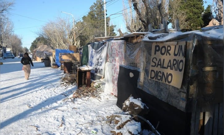 Pese al aumento decretado por Claudio Vidal, policías de Santa Cruz mantienen el acampe y el reclamo salarial