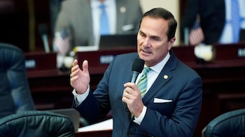 La División de Cumplimiento de la Ley de Florida investigó denuncias contra Michael Caruso por hechos que se habrían registrado desde 2024 e incluyen secuestro y actos lascivos (AP)