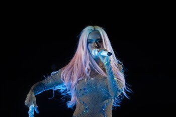 Karol G durante uno de los conciertos de su gira 'Mañana será bonito', con la cual pasó por varios países, incluida Caracas, Venezuela. EFE/Orlando Barría