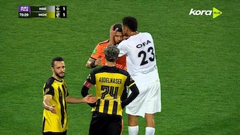 La insólita reacción de un jugador contra una árbitro que convalidó un gol para su equipo tras la revisión del VAR