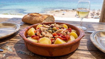 Cómo hacer ensalada payesa: la receta típica de Formentera lista en tan solo 15 minutos