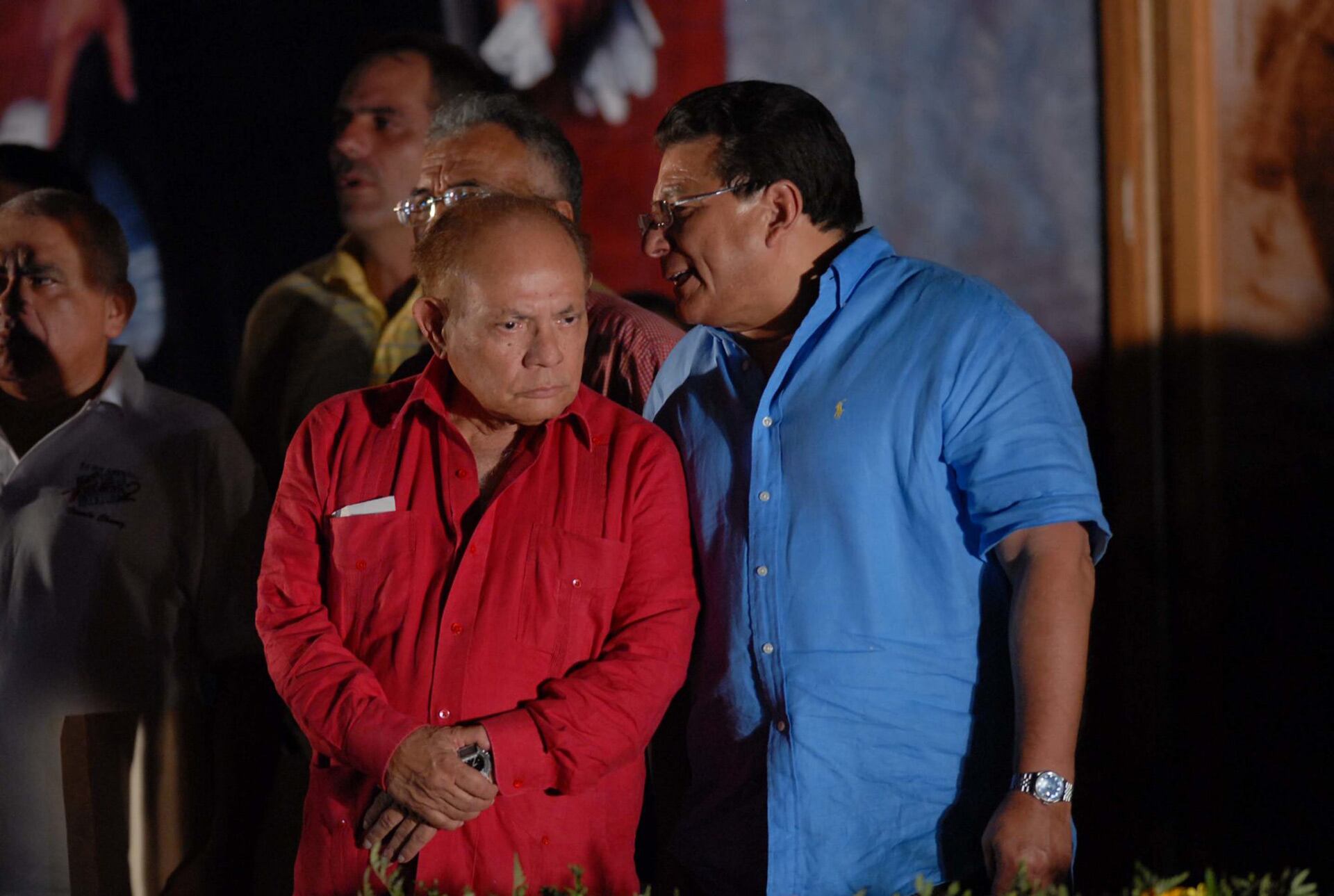 Tomás Borge (de rojo), ministro del Interior junto a Lenín Cerna, jefe de la Seguridad del Estado sandinista. (Foto archivo)