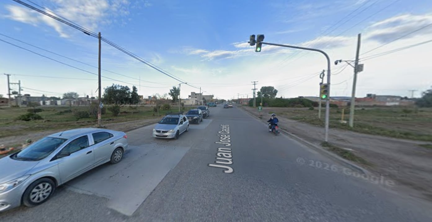 El choque ocurrió el sábado en la intersección de Castelli y la Ruta Provincial 1, en Viedma (Google Maps)